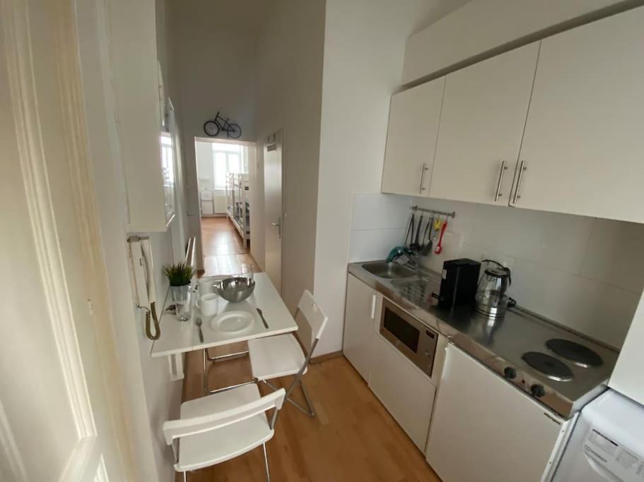 Cozy Appartm With + Airport/City Center Connection Lejlighed Wien Eksteriør billede